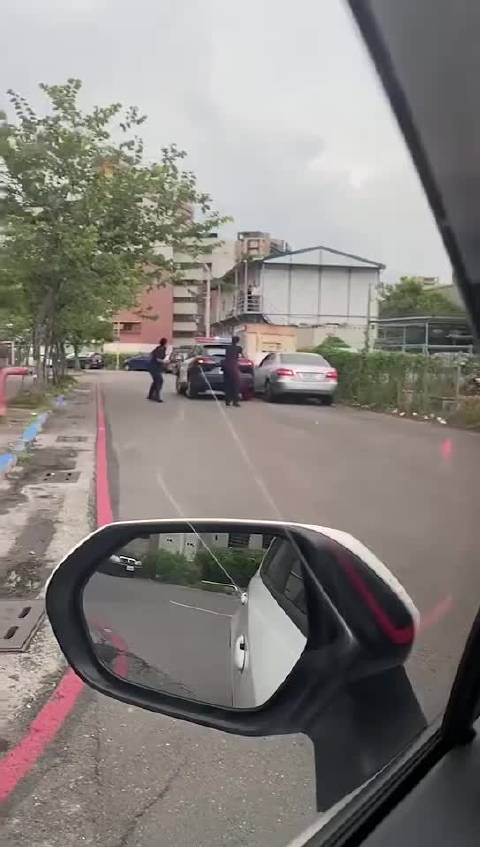 求视频车阴影？他居然还全程把它拍了下来，就这角度，比拍电影还刺激