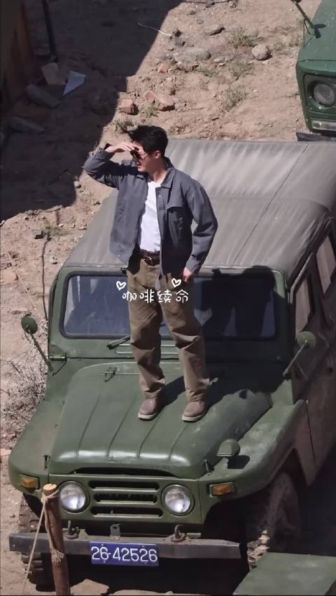 黄景瑜今日《觉醒》拍摄路透来了，化身黄教官，来看看剧组妆造如何？