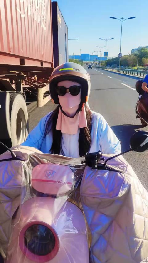 大车司机被电动车别停，拦下女子训斥险酿事故