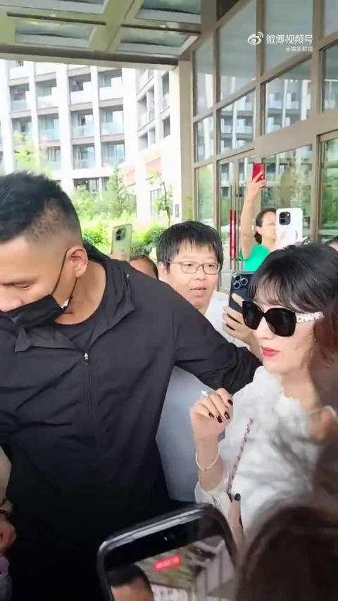 追星保持一点距离吧，挤来挤去很容易出事，别让喜欢变成负担