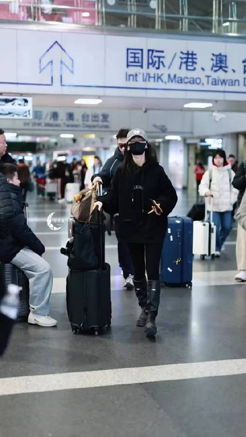 洪尧搂吴谨言过马路，亲昵夫妻日常被拍