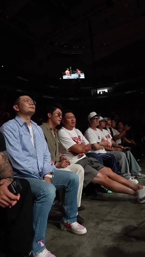 一众明星看宋亚东的神勇表现相当激动！ 黄景瑜老显眼了