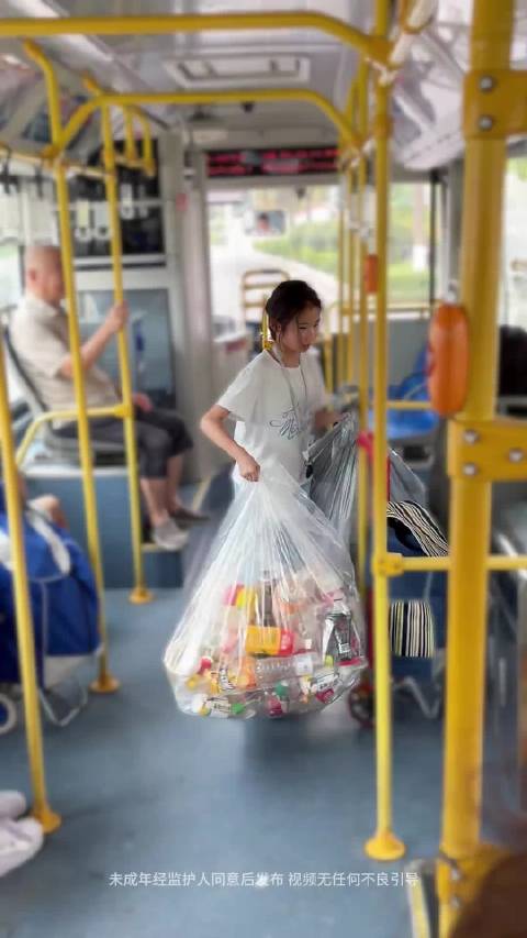 公交车上我看到一个小女孩独自提着两大袋塑料瓶
