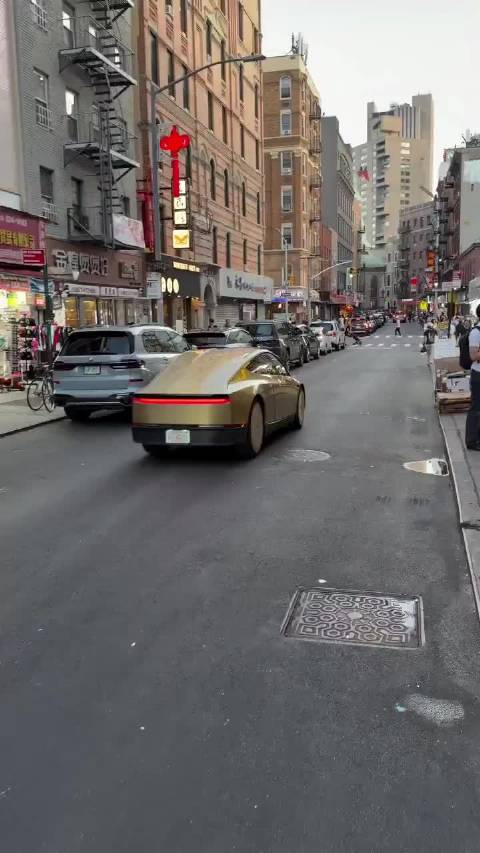 特斯拉无人驾驶出租车Cybercab行驶在在美国纽约街头