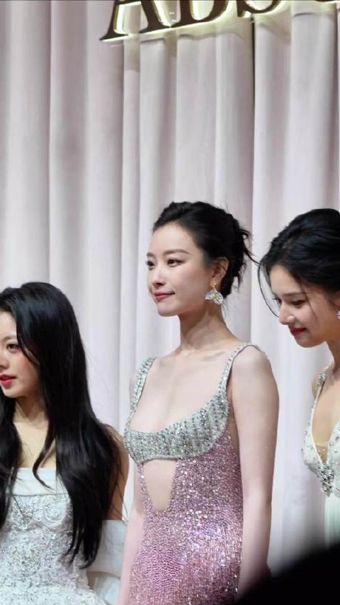 倪妮人好好，冻的快哭了还帮还给赵今麦提裙