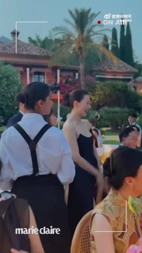 高圆圆黑色造型获赞，大气有肉感更显美丽
