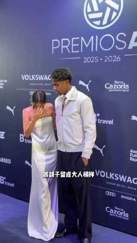 颁奖礼上二人并肩出镜，成为全场一大焦点…
