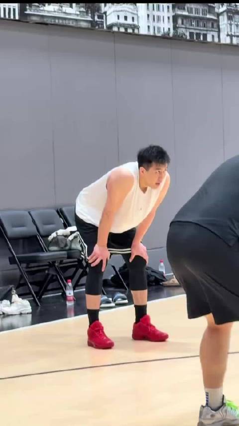 郭艾伦伤后5个月重回球场