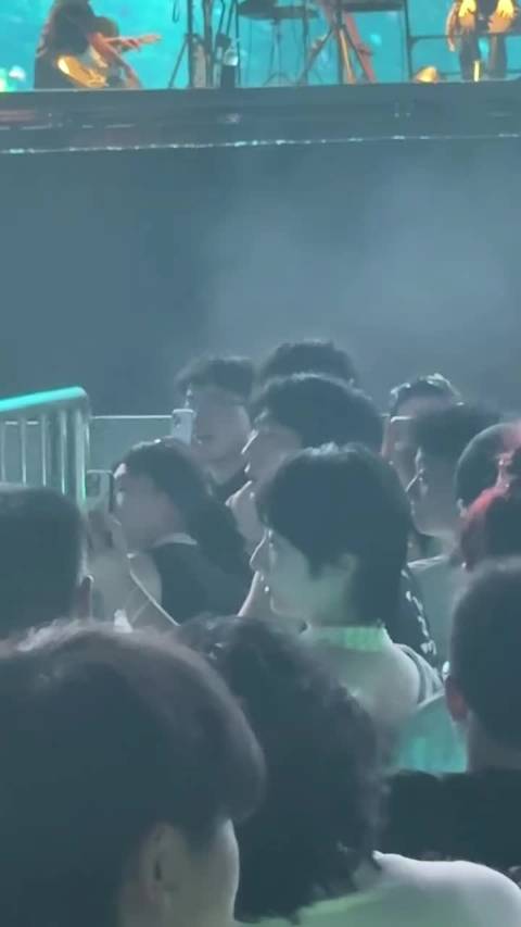 李荣浩4年前就画了栾念，置身拥挤的观众人海，光影氤氲跟着节奏一起唱太棒了