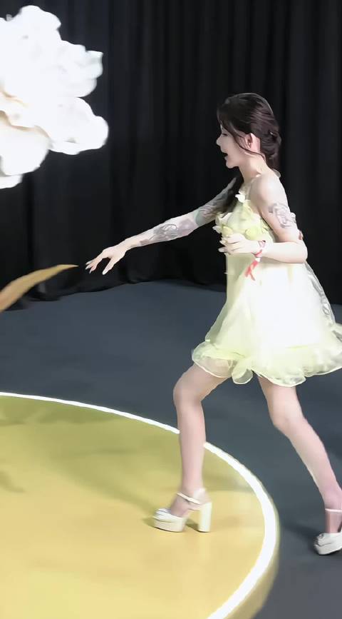 路人原相机状态下的韩安冉 这状态哪里像生过俩孩的 感觉香香软软的