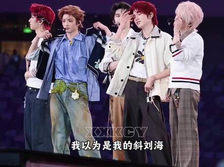刘耀文此刻流露出了心疼的神情 时代少年团加冠礼演唱会
