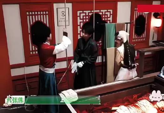 张真源主动换位照顾娜扎，处处体现分寸感