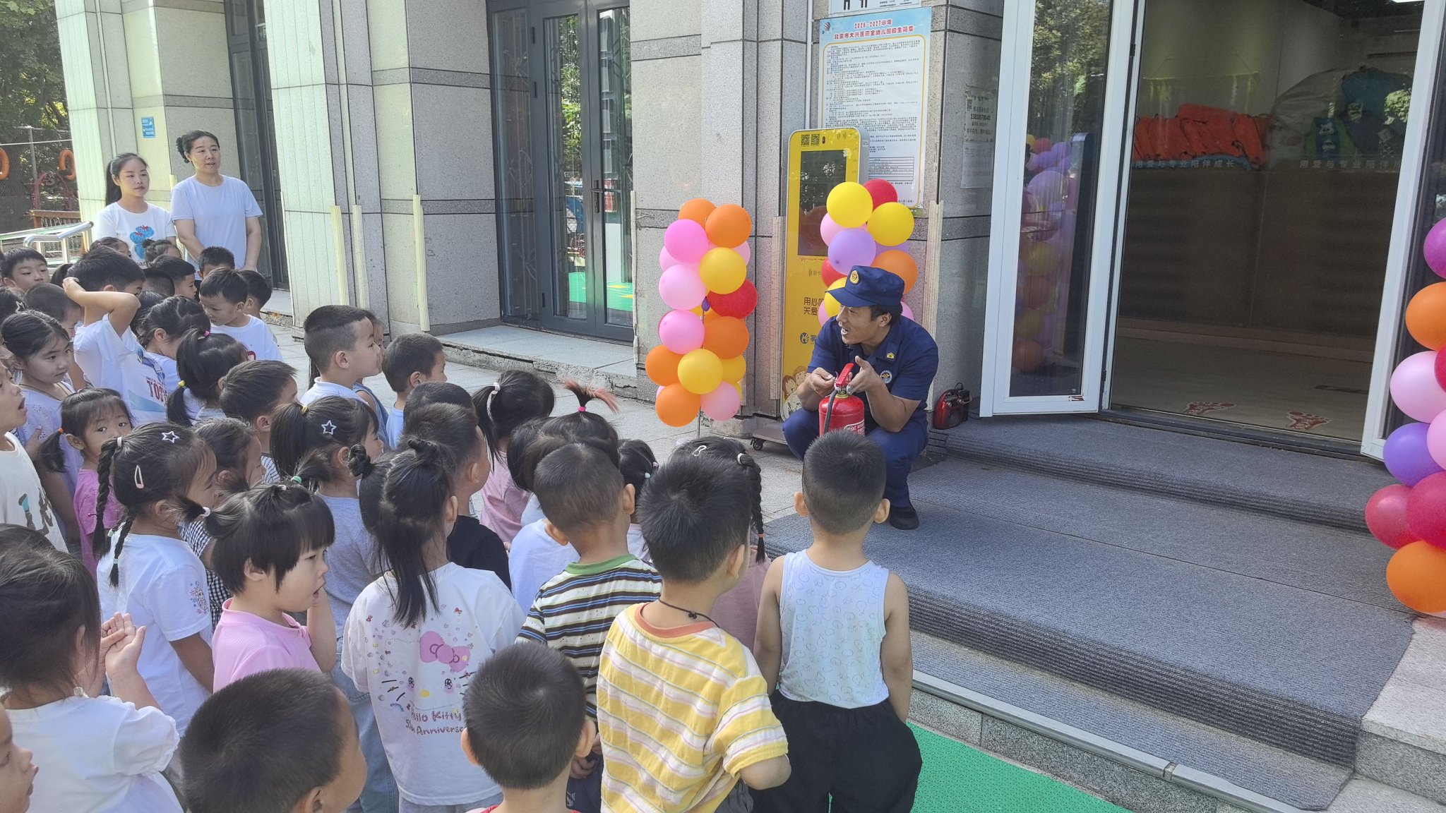 「消防副校長」給孩子們上課。大興消防供圖