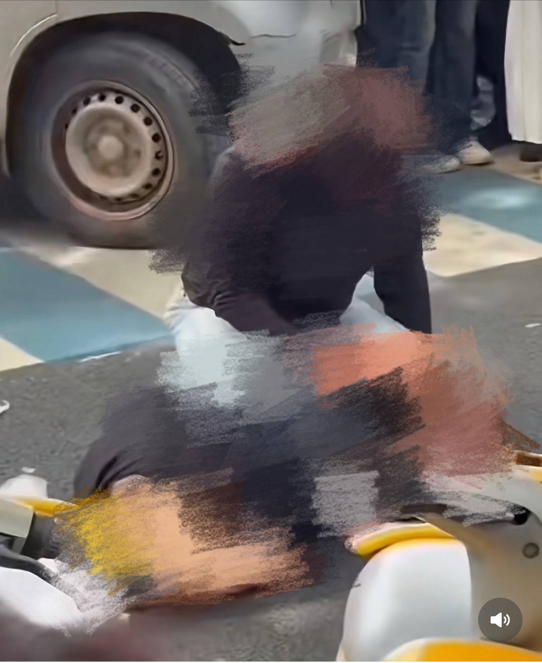 街头打架扒掉一女子裤子，律师解读：以暴力方式贬损人格或构成侮辱罪