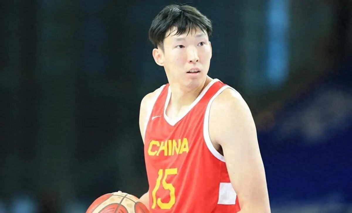 中国男篮赢球，解说嘉宾周琦点评太犀利！周琦：中国球员不会犯规