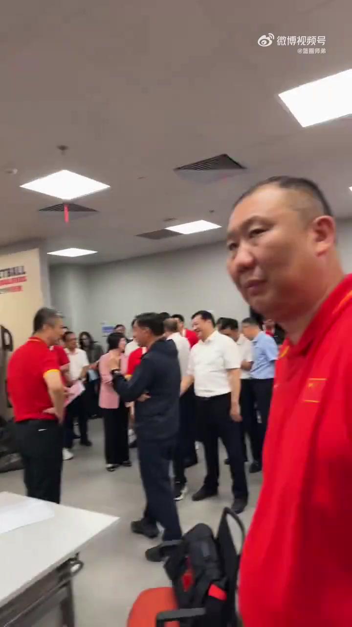 王治郅更衣室追问赵继伟：那球咋传的？我看着都要丢
