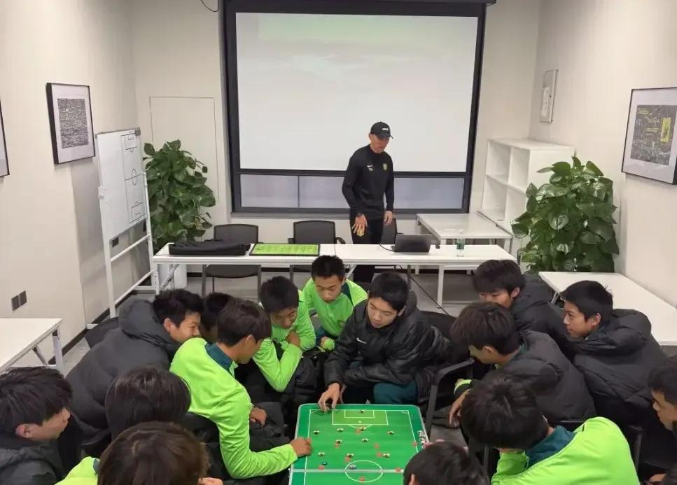 角色切换！于大宝出任U23亚运助教，暂别国安梯队开启国字号历练