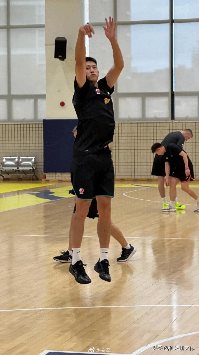 关辛探班广东宏远，全队认真训练，周鹏黄明依抢镜，张昊缺席