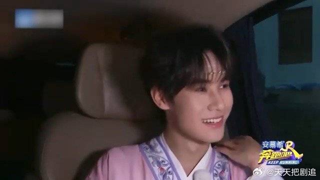 张真源嘴也挺毒的，帮木偶系安全带直接嘲讽：你手真短丨奔跑吧