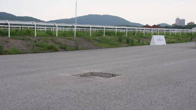 问界M9全主动悬架实测，过坑抬轮避障展现能力边界