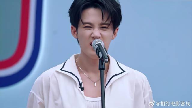 檀健次高音唱《花海》，何老师赞不绝口，直呼好听
