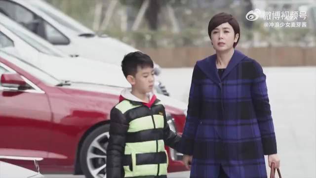 心机女故意在男人的儿子妻子面前拥抱亲吻，最后真的太解气