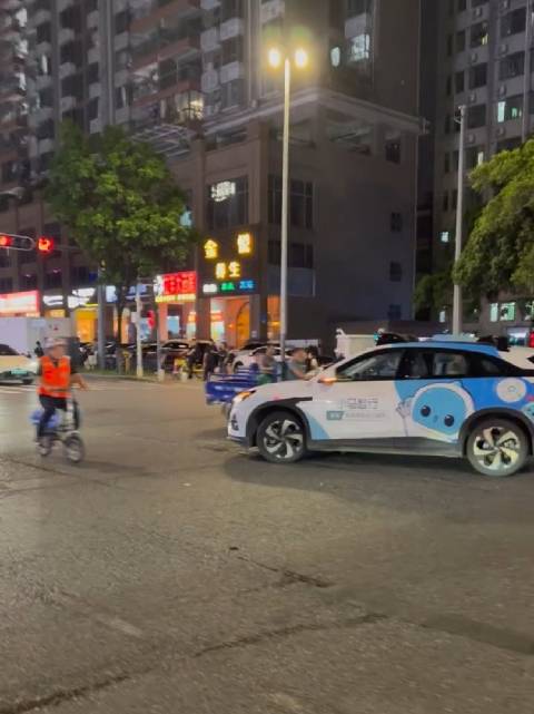 无人驾驶掉头遇行人，全程卑微等待
