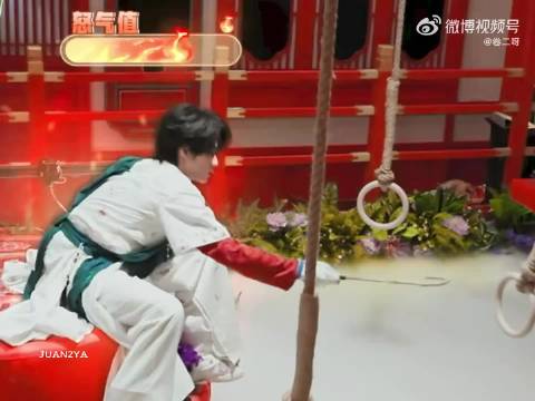 张真源嘴上火气拉满，神态软萌可爱
