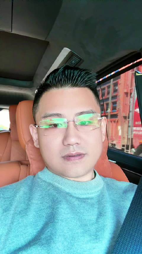 高速行驶的车 车轮向前，奔赴下一程山海 在路上，为信任，为交付…