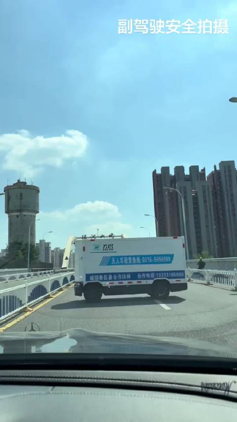 太豪横了 无人驾驶快递车、这里不让掉头请直行