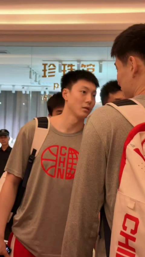 胡明轩翻白眼后，乖乖排队等电梯