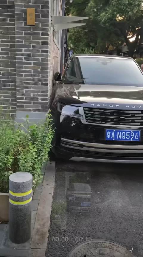 老北京们在胡同里都是这样停车的？我怎么感觉那辆 A6 已经蹭到墙了？
