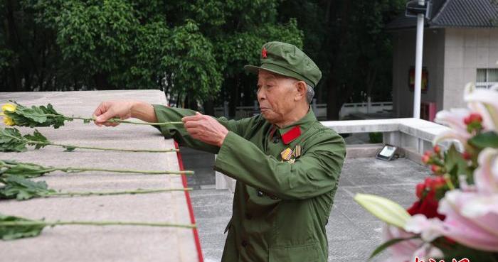 湖北宜昌各界向烈士献花 弘扬抗战精神