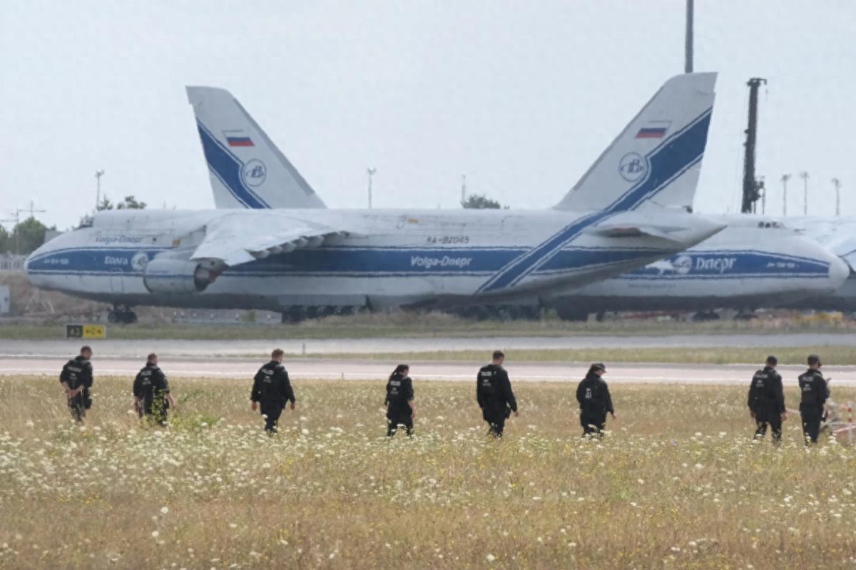 德国机场无人机事件升级，卡拉斯怒怼俄罗斯：耍阴招炸后勤！