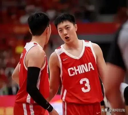 褪去非议，胡明轩：中国男篮绝境里的沉默关键先生
