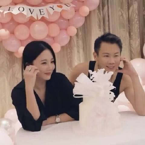 陶喆晒合照纪念结婚12周年，简单告白温柔动人