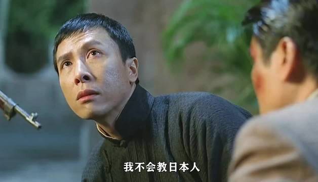 叶问击败三浦后被暗杀，逃到香港后开设咏春拳术班！
