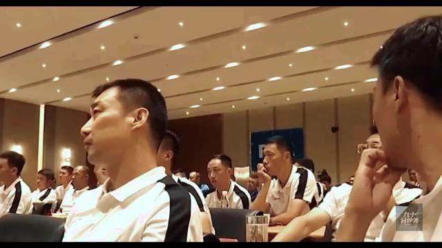 越位线技术再准，为何球迷总不信？根源在于缺乏信任和透明…