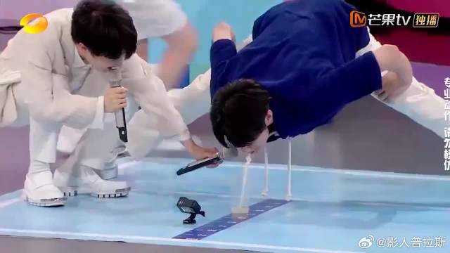 刘耀文不愧男团出道，下劈喝水毫无难度，太厉害了！