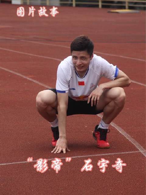 这位既能挥拍上阵又能镜头前绽放的小朋友