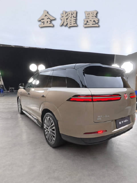 腾势N8L纯电版两款新车漆实拍：金耀墨非常尊，冬日青非常有质感