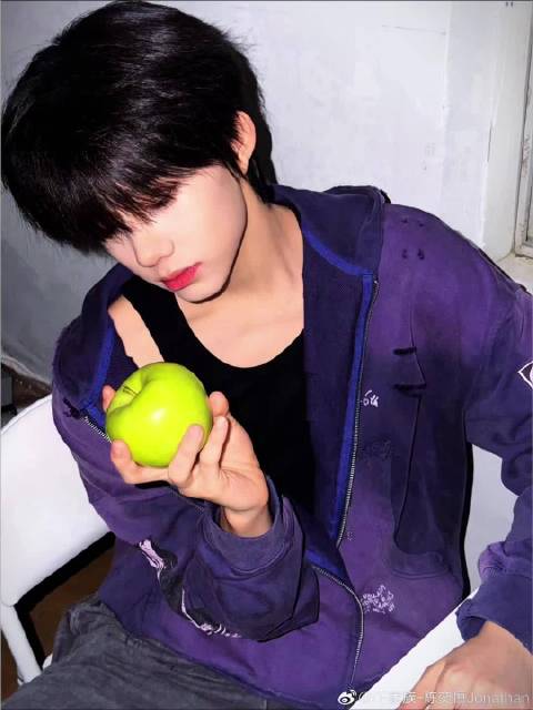 陈奕恒 青苹果忧郁少年， 少年感溢出了屏幕，好青春好帅