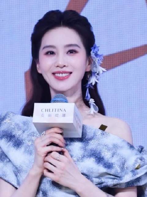刘诗诗高定现场，铃兰花耳饰清雅如诗