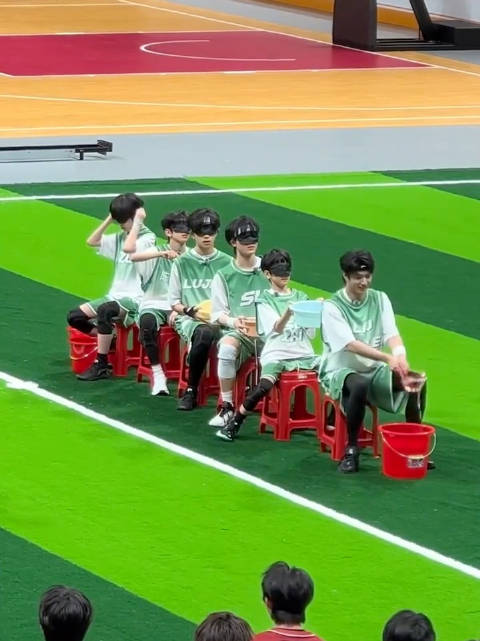 TF家族绿队泼水游戏，刘耀文智恩涵等成员欢乐互动