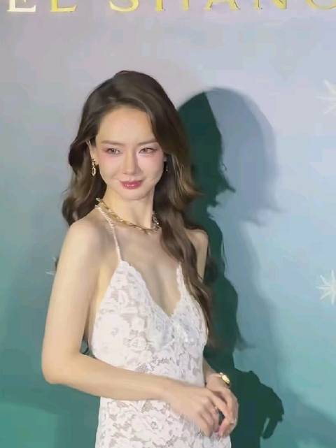 戚薇穿白色蕾丝吊带裙亮相红毯，身形纤瘦撑不起礼服