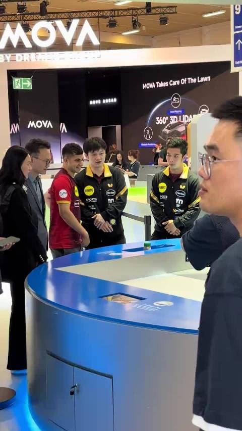 樊振东德国杯后首露面，逛IFA展会介绍国产品牌