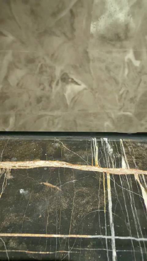 探讨衣着搭配，尝试多种方式以达到最佳效果，确认不使用丝巾