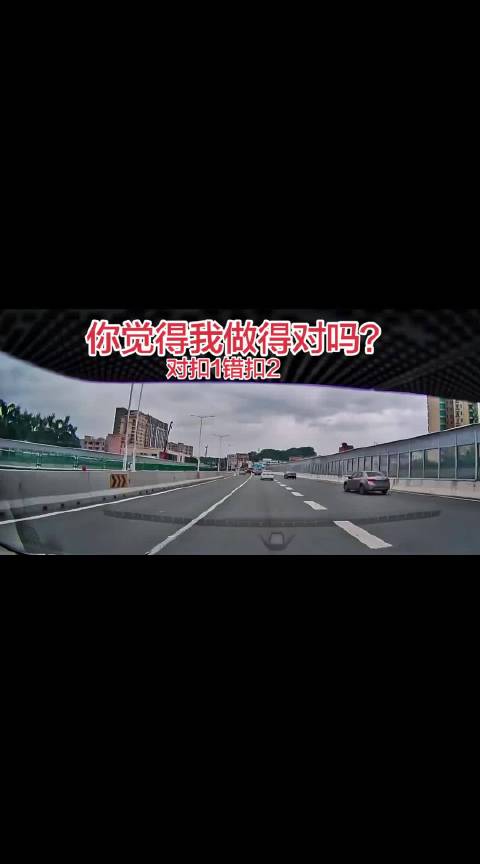 难道就是因为视频车按了几声喇叭，灰色丰田小车就上头路怒了？！