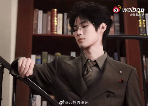 张真源起身眼前发黑，误以为密室关灯自己吓自己