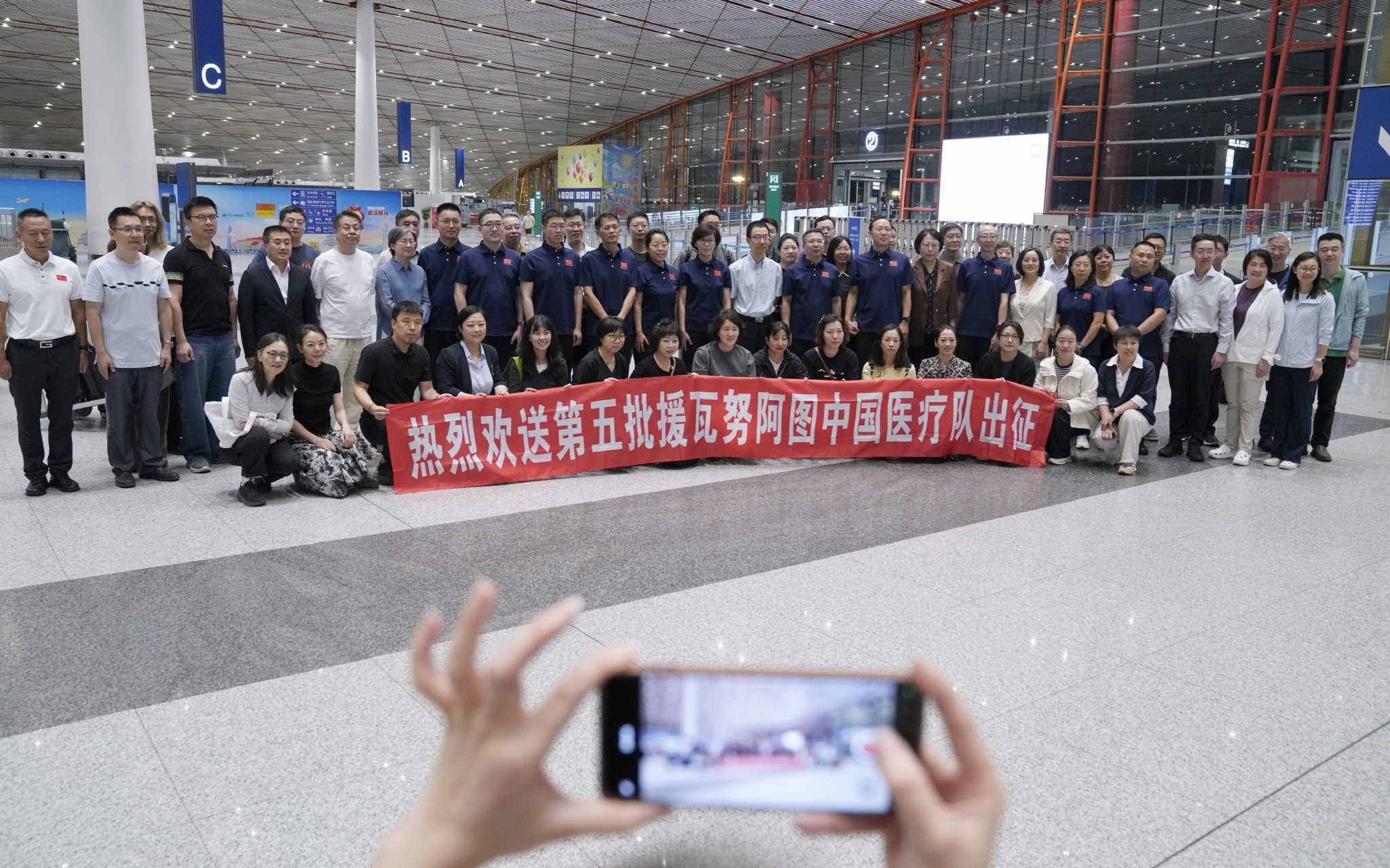 凌晨出发，这支中国医疗队奔赴南太平洋岛国